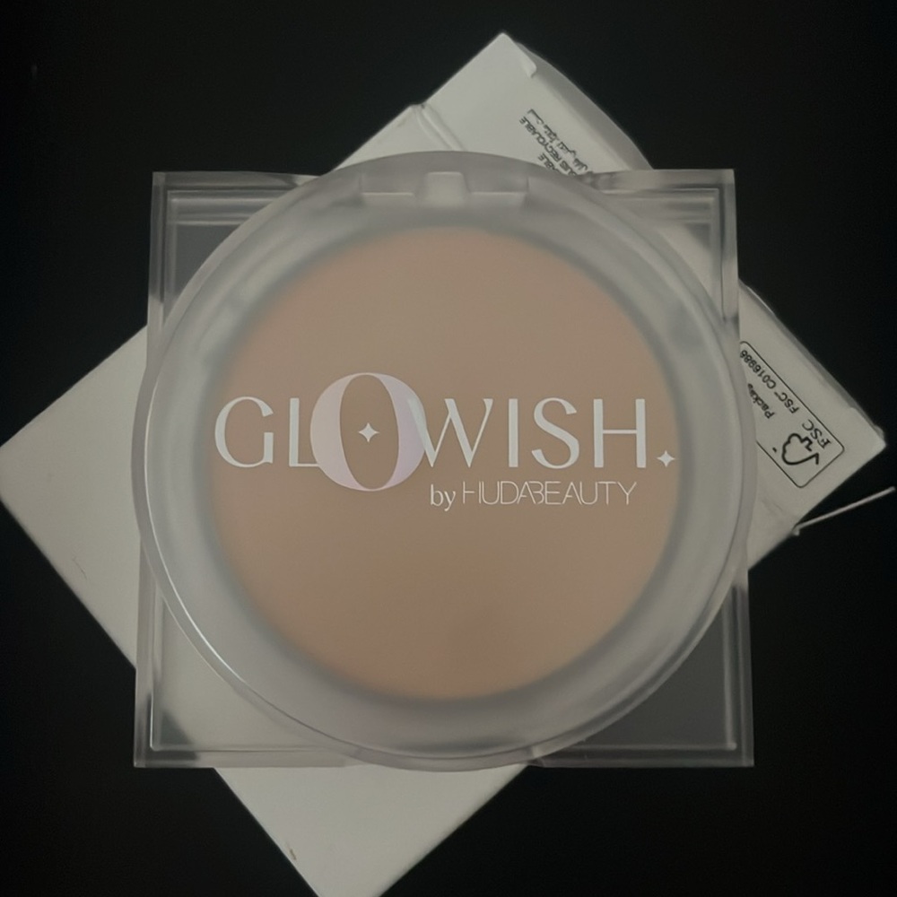 NWT Huda Beauty Glowish Luminous Press Powder in FAIR